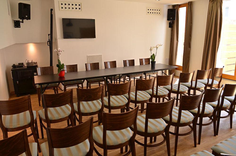 Hotel Arkadia Pécs Esterno foto
