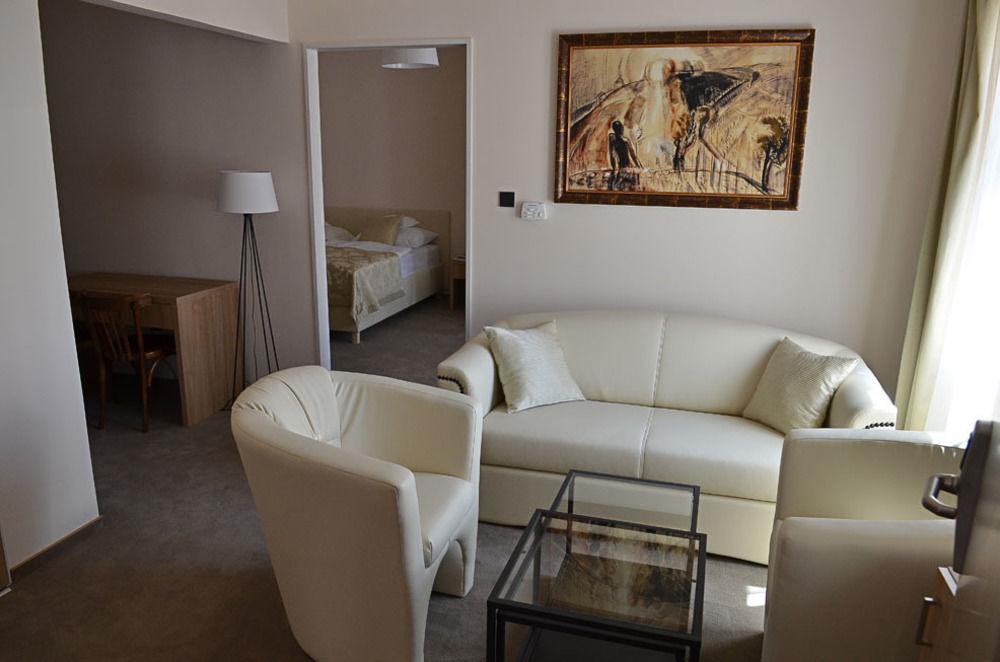 Hotel Arkadia Pécs Esterno foto