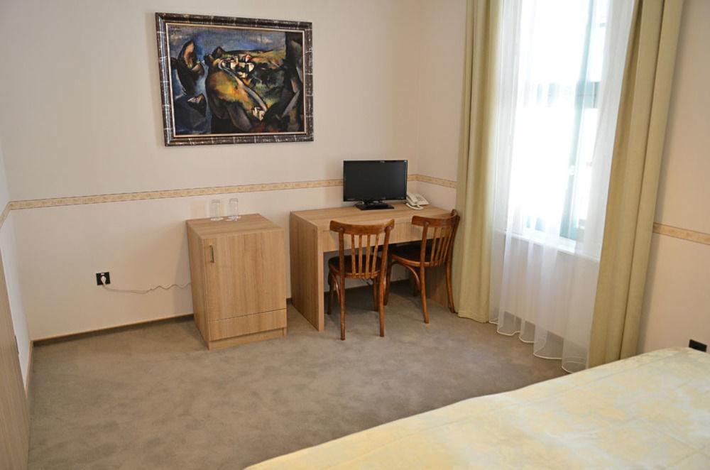 Hotel Arkadia Pécs Esterno foto