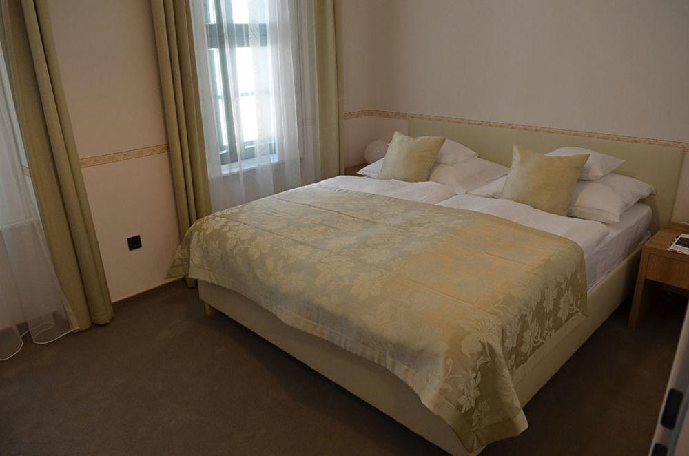 Hotel Arkadia Pécs Esterno foto
